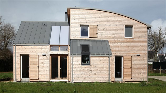 Oblá střecha změkčuje výraz domu a minimalizuje energetické ztráty.