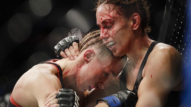 MMA zpasnice Lucie Pudilov (vlevo) bojuje s Antoninou evenkovou u klece v organizaci UFC: