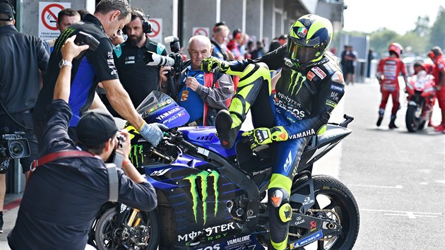 Italsk jezdec Valentino Rossi ped kvalifikac na Velkou cenu esk republiky MotoGP.