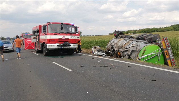 U Čáslavi na Kutnohorsku se srazila dvě osobní auta a cisterna. Zemřeli tři lidé, mezi zraněnými je i dítě. (2. 8. 2019)