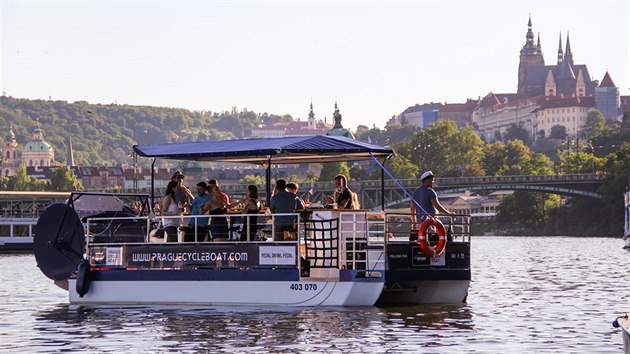 Pivní loď na Vltavě