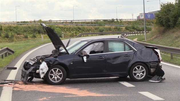 Na dlnici D1 za Prahou nabouralo auto do svodidel. (6.8.2019)