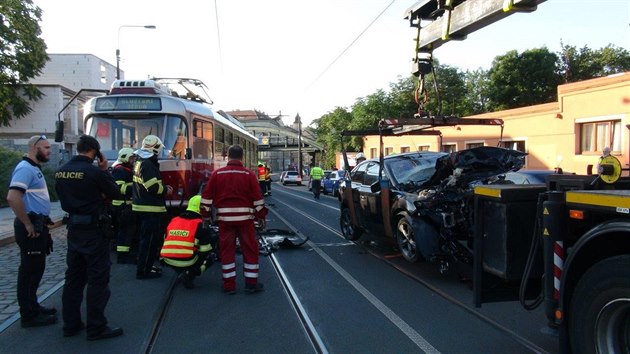 U stetu tramvaje s osobnm autem v ulici Blehradsk zasahuje jednotka praskch hasi z centrln stanice.  (9. srpna 2019).