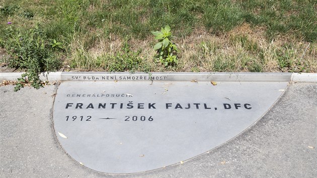 Pamětní deska generála Františka Fajtla, kterou doplňovala travnatá silueta letounu. Ta po pár letech už není vidět. (9. 8. 2019)