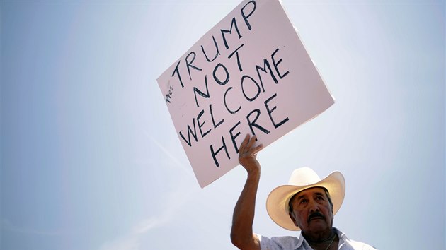 Trump v El Pasu kritizoval demokraty a elil protestm, obti ho odmtly