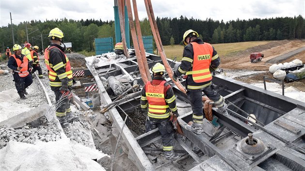 Hasii bhem 52 hodin trvajcho nepetritho zsahu postupn odstranili vechny vykolejen vagony z kolejit a nspu.