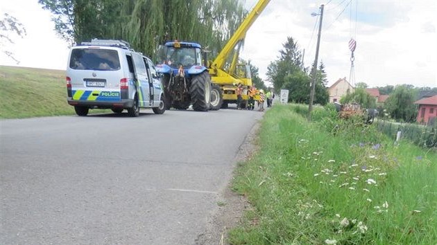 Traktorista najel pi parkovn na krajnici a ta se s nm utrhla, co vedlo k pevrcen a ponien pevenho stroje. Nsledn vylo najevo, e mu vyjel na silnice s tm temi promile.