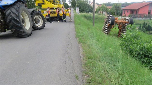 Traktorista najel pi parkovn na krajnici a ta se s nm utrhla, co vedlo k pevrcen a ponien pevenho stroje. Nsledn vylo najevo, e mu vyjel na silnice s tm temi promile.