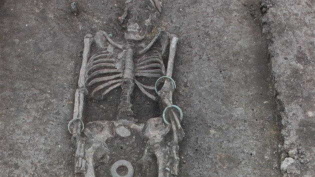 Jedním z nejcennějších nálezů v prostějovské průmyslové zóně byly hroby dvou žen, v nichž byly také spony a šperky.