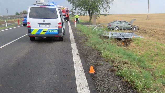 Řidička se poblíž Prostějova na moment přestala věnovat plně řízení, vyjela ze silnice a smetla informační tabuli.