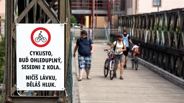 Po lvce pes Moravu nahrazujc v Olomouci pestavovan most cyklist nesm jezdit, dodruje to ovem jen st z nich. Lid, kte tu bydl, si tak opakovan stuj na hluk drncch prken, kter je obtuje hlavn ve veernch a nonch hodinch. Zkaz proto te doplnily dal cedule vyzvajc k ohleduplnosti.