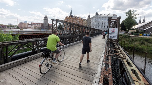 Po lvce pes Moravu nahrazujc v Olomouci pestavovan most cyklist nesm jezdit, dodruje to ovem jen st z nich. Lid, kte tu bydl, si tak opakovan stuj na hluk drncch prken, kter je obtuje hlavn ve veernch a nonch hodinch. Zkaz proto te doplnily dal cedule vyzvajc k ohleduplnosti.