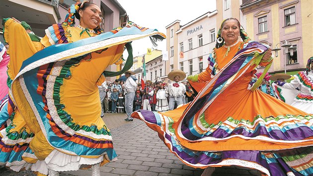 Mezinárodní folklorní festival nabízí každoročně v Šumperku ukázky folkloru a tradic z celého světa. Na snímku z jednoho z předchozích ročníků soubor z Mexika.