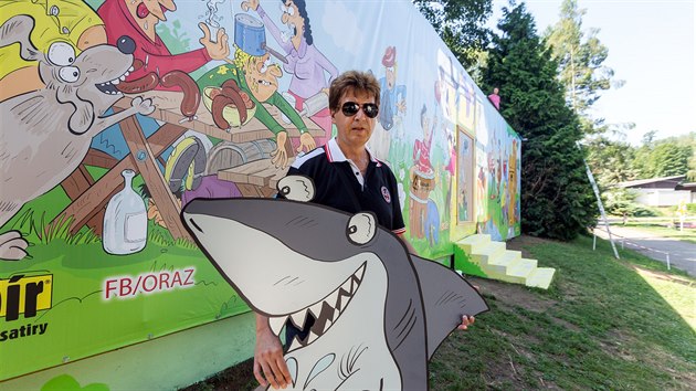 V kempu Žralok na Plumlovské přehradě je k vidění obří Žraločí epopej. Jde o plátno vytvořené humoristou a kreslířem Janem Tatarkou.