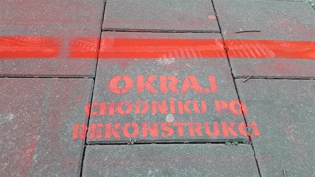 Členové opozičních stran ProOlomouc, Piráti a STAN vyznačili v olomoucké ulici 8. května křídovou barvou plánované zúžení chodníku při chystané rekonstrukci (na snímku). Primátor to označil za vandalství a město najalo za 10 tisíc korun specializovanou firmu na vyčištění.