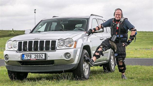 Redaktor Roman �vidrnoch si vyzkou�el, jak� je to ��dit v k��i seniora.