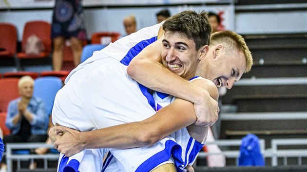 et basketbalist David Bhm (vlevo) a Michal Svojanovsk slav postup vbru do 18 let mezi evropskou elitu.