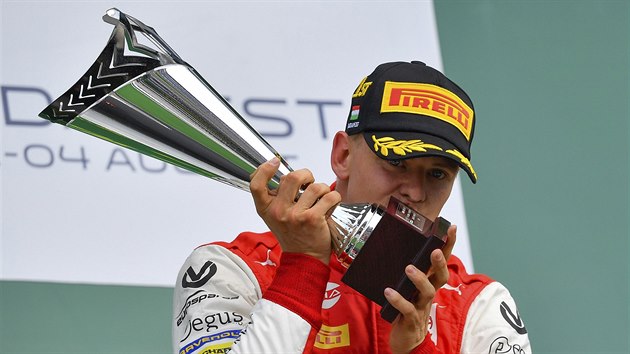 Mick Schumacher slav triumf v zvod formule 2 na Hungaroringu.
