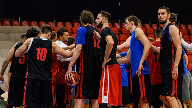 et basketbalist bhem trninku v Nymburce