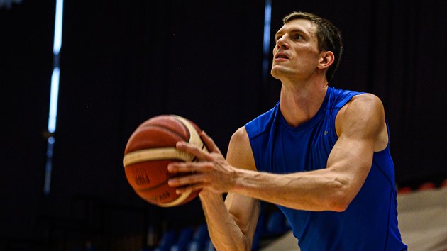 Pavel Pumprla stl bhem trninku basketbalov reprezentace.