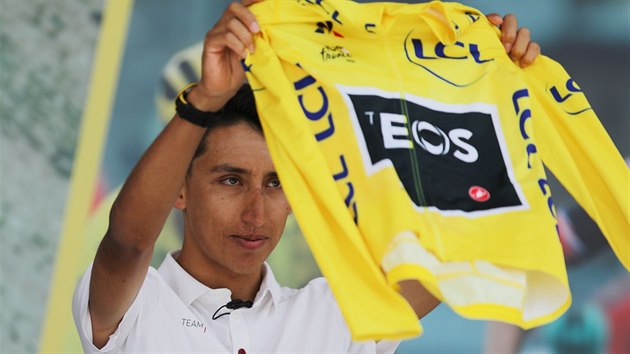 Egan Bernal pijel dom do Zipaquiry, aby ukzal lut dres pro vtze Tour de France.