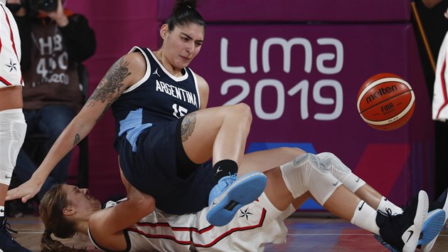 Argentinsk basketbalistka Mara Marchizottiov si zasedla na Mikaylu Pivcovou z USA.