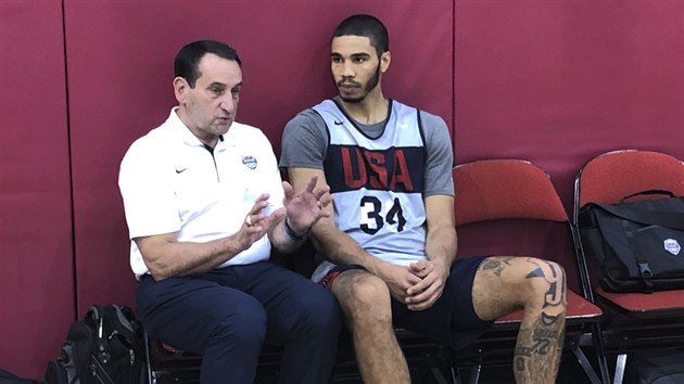 Jayson Tatum (vpravo) debatuje s bvalm kouem americk basketbalov reprezentace Mikem Krzyzewskm. Ten pijel na soustedn do Las Vegas povzbudit sv nstupce.