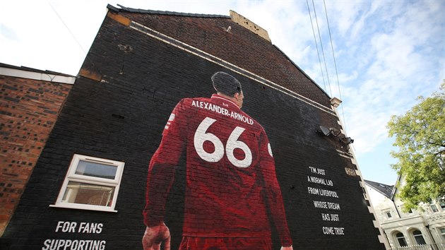 Liverpoolsk Trent Alexander-Arnold lk do fotbalovho hledit z billboardu.