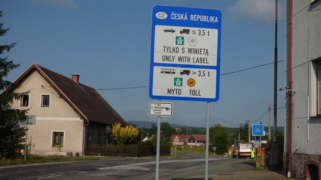 Silnii mn dopravn znaky v Otovicch, od srpna tudy smj projdt vozidla do 9 tun (1. 8. 2019).
