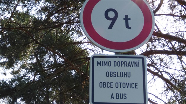 Silnii mn dopravn znaky v Otovicch, od srpna tudy smj projdt vozidla do 9 tun (1. 8. 2019).