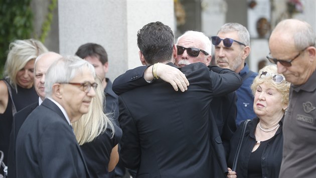 Smuteční hosté vyjadřují upřímnou soustrast rodině zesnulého Václava Kotka. V popředí Miloň Čepelka, uprostřed Petr Brukner (6. srpna 2019).