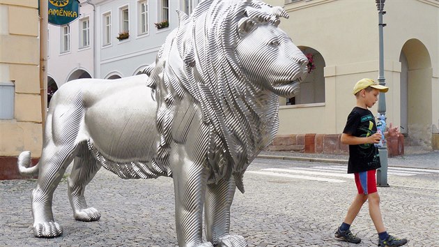 Před městskou galerií majestátně stojí lev z nerezové oceli od Michala Gabriela.