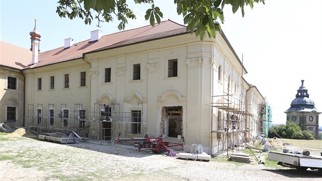 Jihozpadn st konventu v Chotov na Plzesku dostv nov kabt. V budoucnu vznikne v objektu lapidrium baroknch soch. (26. 7. 2019)