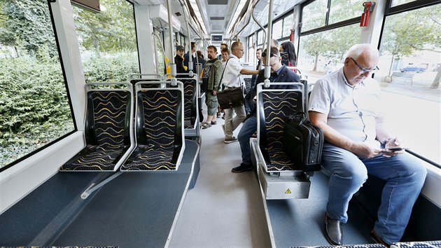 V Plzni zaaly jezdit nov nzkopodlan tramvaje, kter jsou vybaveny klimatizac. Vejde se do nich vce lid a jsou na rozdl od pedchdc ti. (8. 8. 2019)