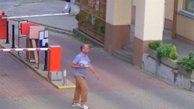 Policist� hledaj� mu�e na sn�mku, kter� by mohl p�in�st d�le�it� informace.