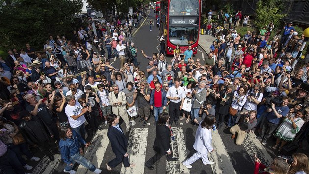 Fanouci pili oslavit padest let od pozen snmku na pebal desky Abbey Road. Kam jinam, ne na slavn pechod u londnskho nahrvacho studia.