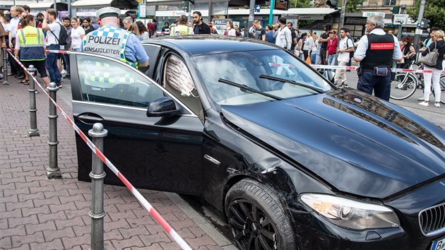 Frankfurtsk policista prohledv pokozen vozidlo. Policist uzaveli stanici kvli loupenmu pepaden jedn z poboek banky Sparkasse a podezen, e pachatel utekl prv na ndra.