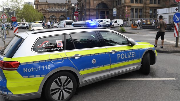 Policejn auto ped centrlnm ndram ve Frankfurtu nad Mohanem (2. srpna 2019).