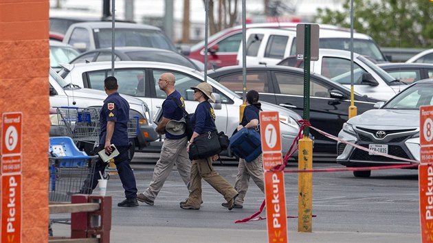 Agenti FBI ped Walmartem v El Pasu (4. srpna 2019).