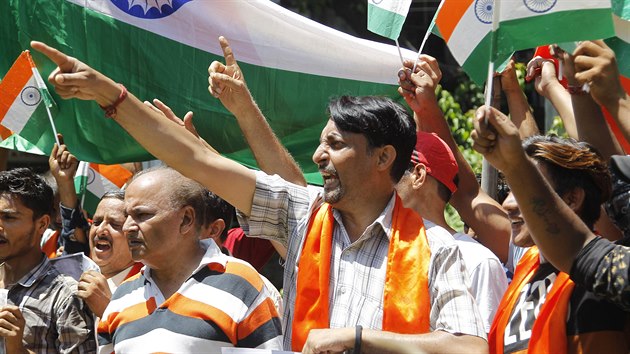 Skupina Ind dr vlajky a ki slogany proti Pkistnu na protestech v indickm Damm (8. srpna 2019)