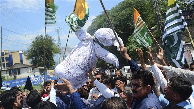 Pkistnci nesou podobiznu indickho premira Nerendra Modiho bhem protestu.(8. srpna 2019)