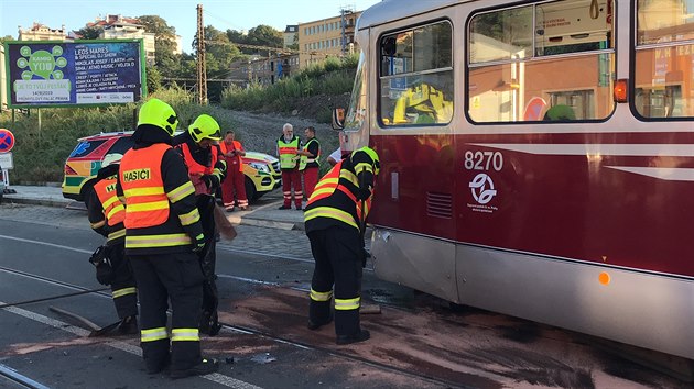 U stetu tramvaje s osobnm autem v ulici Blehradsk zasahuje jednotka praskch hasi z centrln stanice.  (9. srpna 2019).