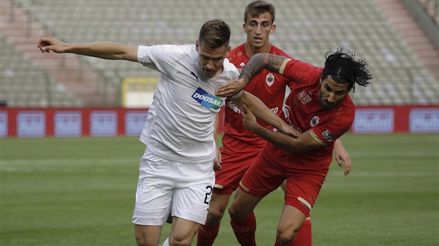 Lior Refaelov z Antverp se petlauje o m v souboji s plzeskm fotbalistou Lukem Kalvachem.