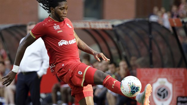 Dieumerci Mbokani, tonk Antverp, kontroluje m bhem utkn Evropsk ligy s Plzn.