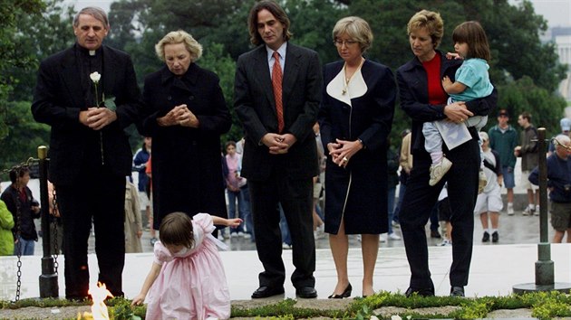 Vnuka Roberta F. Kennedyho Saoirse Kennedyov Hillov klade ri k vnmu plameni na hrobu prezidenta Johna F. Kennedyho  na Nrodnm hbitov v Arlingtonu (6. ervna 2000).