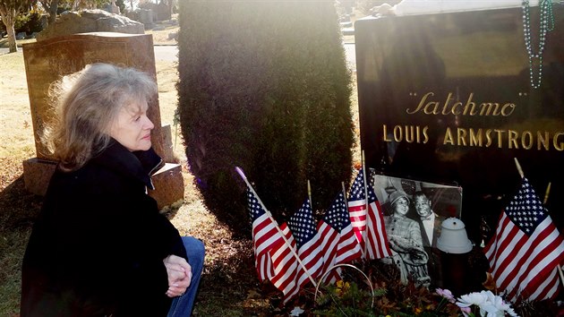 Eva Pilarová u hrobu Louise Armstronga (2018)