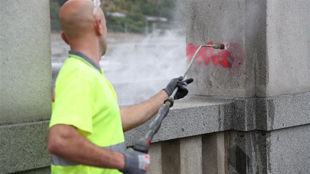 Prezentace nových technik čištění graffiti na pražské náplavce. Techniky předvádí Miloslav Černý, který odstranil graffiti z pilíře Karlova mostu. (5. srpna 2019)