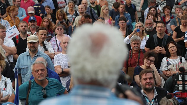 Na Praskm hrad zhruba 200 lid demonstrovalo proti jednn prezidenta Miloe Zemana. Mezi enky byl mimo jin sociolog a publicista Fedor Gl. (6. srpna 2019)