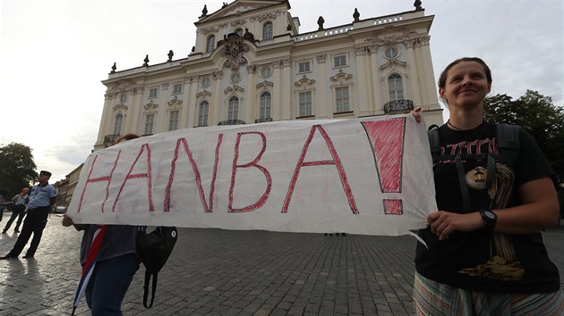 Na Praskm hrad zhruba 200 lid demonstrovalo proti jednn prezidenta Miloe Zemana. (6. srpna 2019)