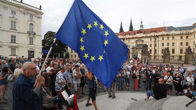 Na Praskm hrad zhruba 200 lid demonstrovalo proti jednn prezidenta Miloe Zemana. (6. srpna 2019)